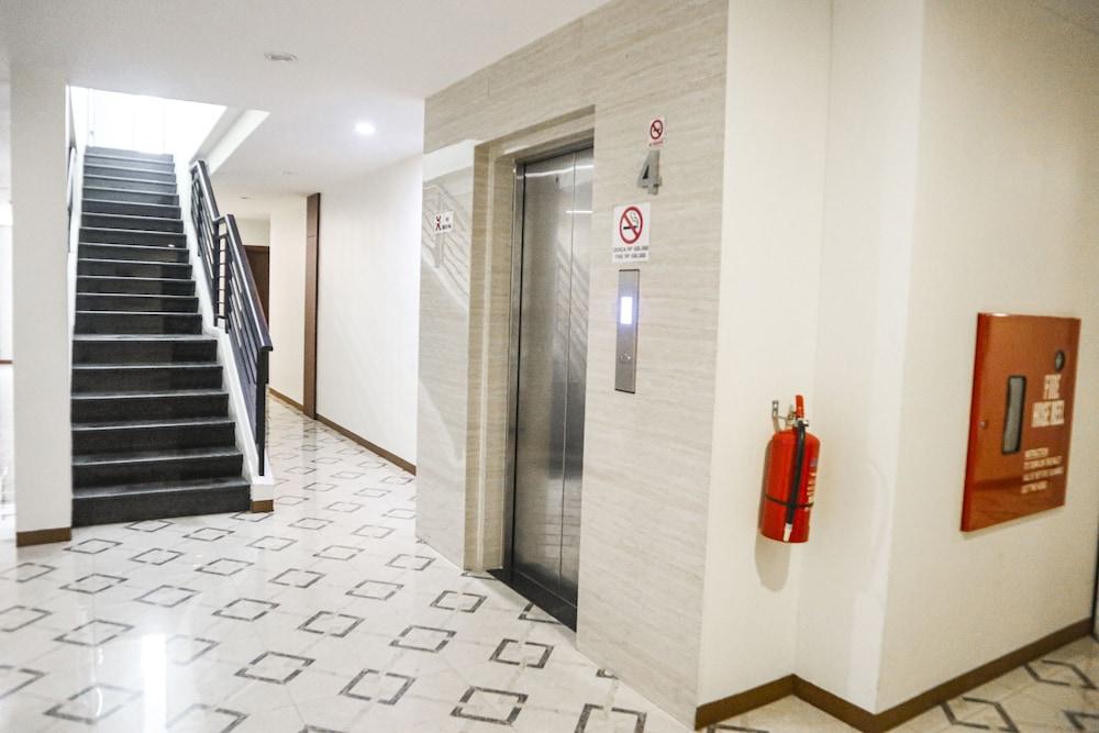 Hana Hotel Batam Exterior photo